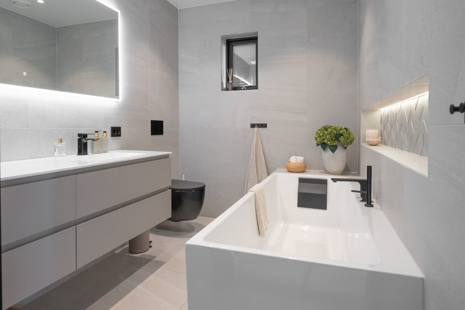 Funksjonelt bad med badekar og fleksibel dusjløsning (hånddusj). Bilde fra tidligere annonse. 